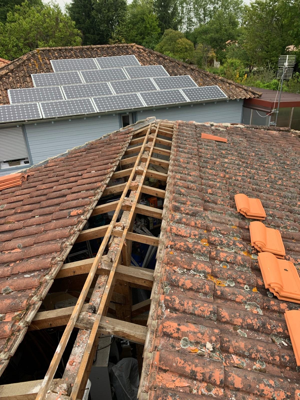 Toiture équipée de panneaux solaires en réfection