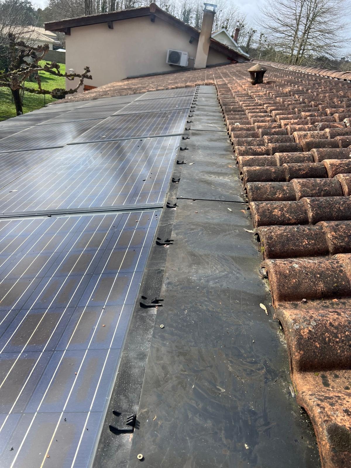 Toiture équipée de panneaux solaires sur couverture tuile
